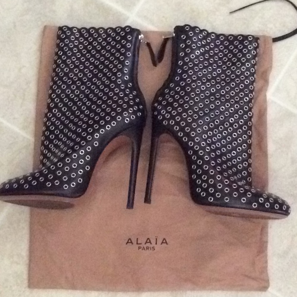 ALAÏA Eyelet-embellished Leather Ankle Bo…